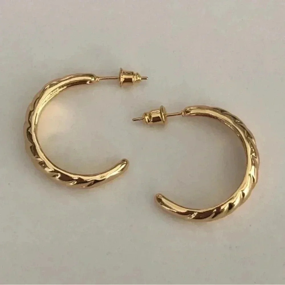 14k Gold Plated Retro 80’s Scallop Hoop Earrings NWT - Picture 3 of 4